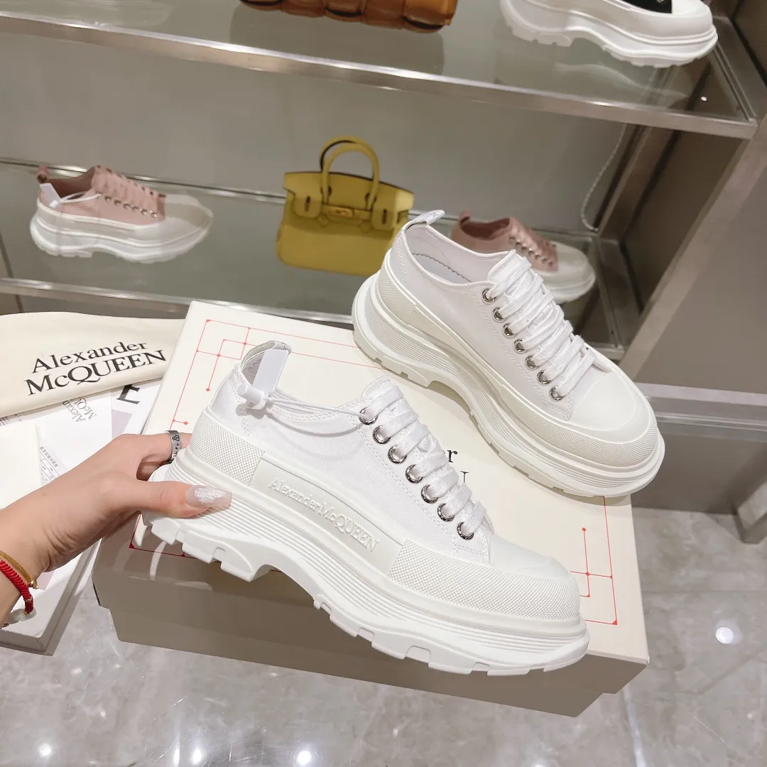 👟👟Ex-factory price 480👟👟 Hot item. Official website new colors factory direct sales! The latest version of Alexander McQueen's men's and women's couple's model is a hit👑Purchasing agent version. Original version 1:1. Fabric: original imported waterproof canvas. Lining: imported water chestnut sheepskin, strong, stain-resistant and breathable. Insole: Imported silk lining Outsole: T👟👟Ex-factory price U several layers of original combination sole (not an ordinary sole on the market) Packaging: Comes with original shoe box, cloth bag, certificate card Code number: 34-45